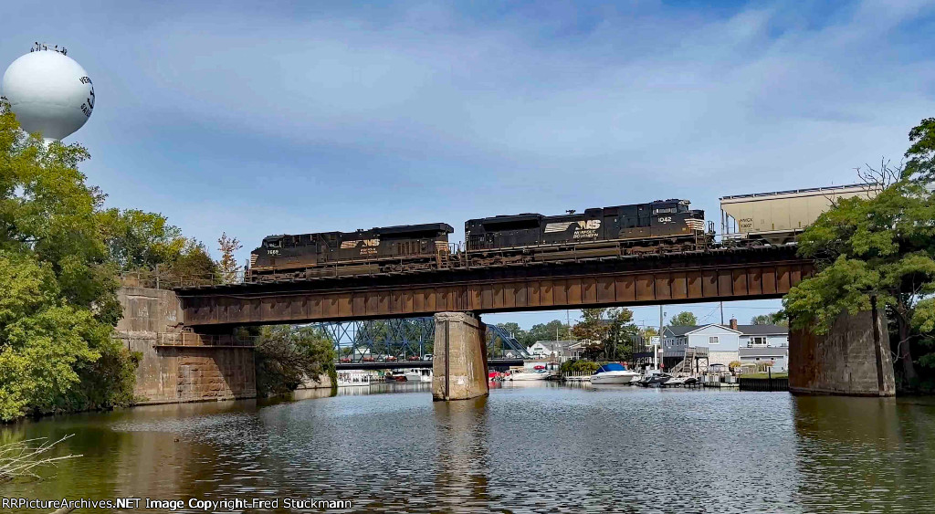 NS 7669 & 1042 lead an unidentified mixer.